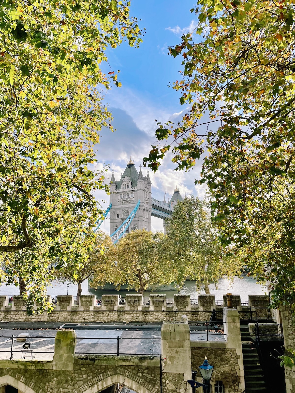 tower_of_london_view_of_tower_bridge_autumn