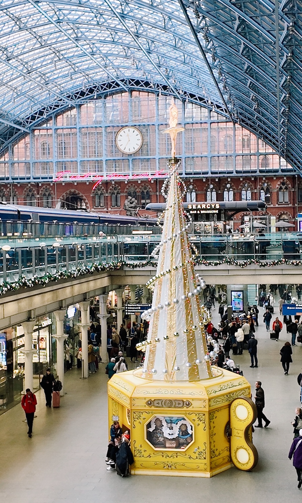 christmas_tree_st_pancras_2025_claire_and_the_city