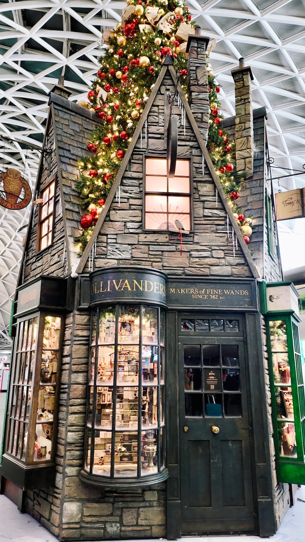 harry_potter_christmas_tree_kings_cross_2025_london_ollivanders_diagon_alley