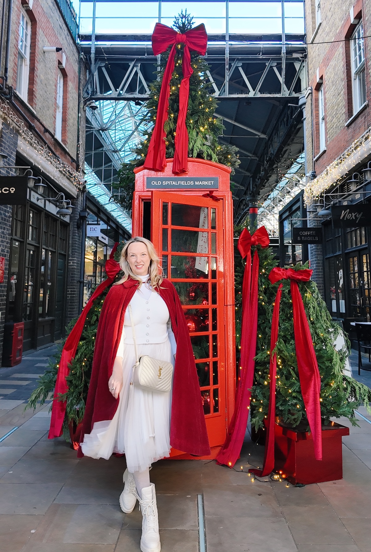 christmas_in_london_old_spitalfields_market_red_phone_box-