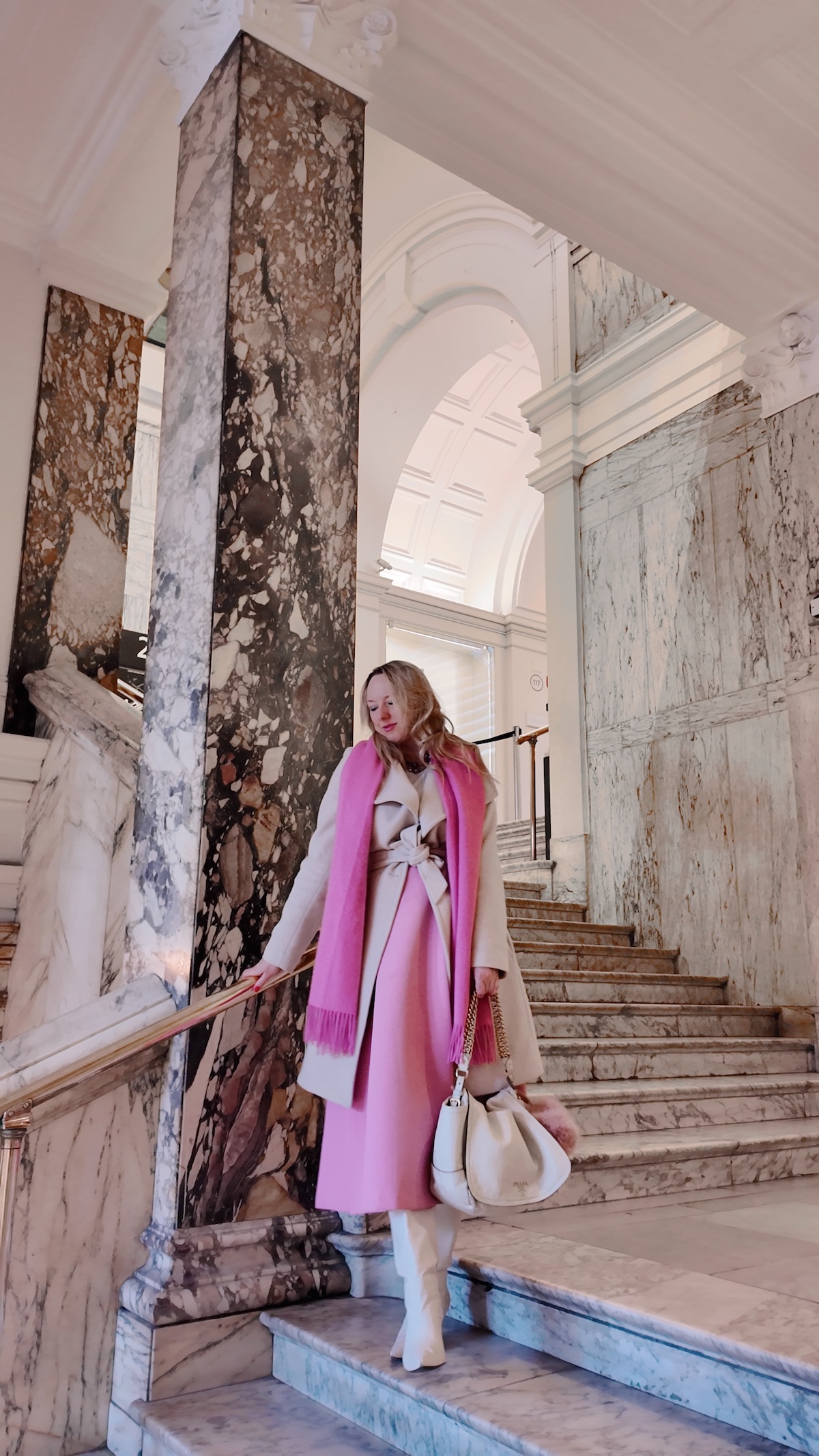 victoria_and_albert_museum_marble_staircase_cosy_instagrammable