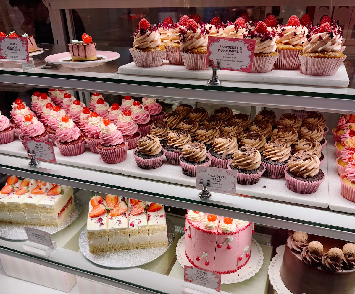 peggy_porschen_cafe_valentines_cupcakes_cakes_2025