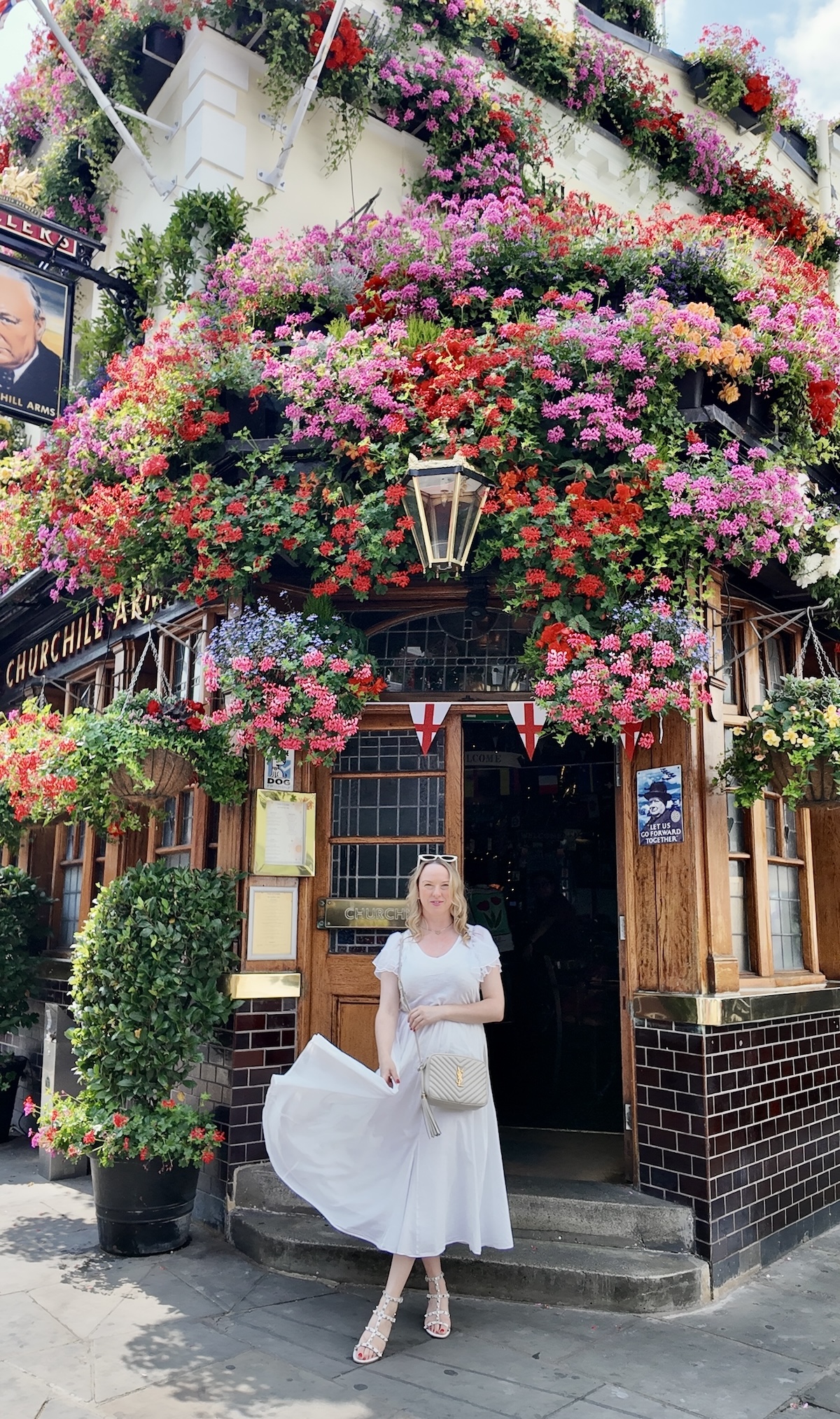 churchill_arms_summer_london_kensington