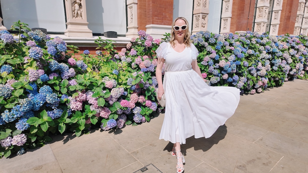 v_and_a_victoria_and_albert_museum_london_summer_hydrangeas
